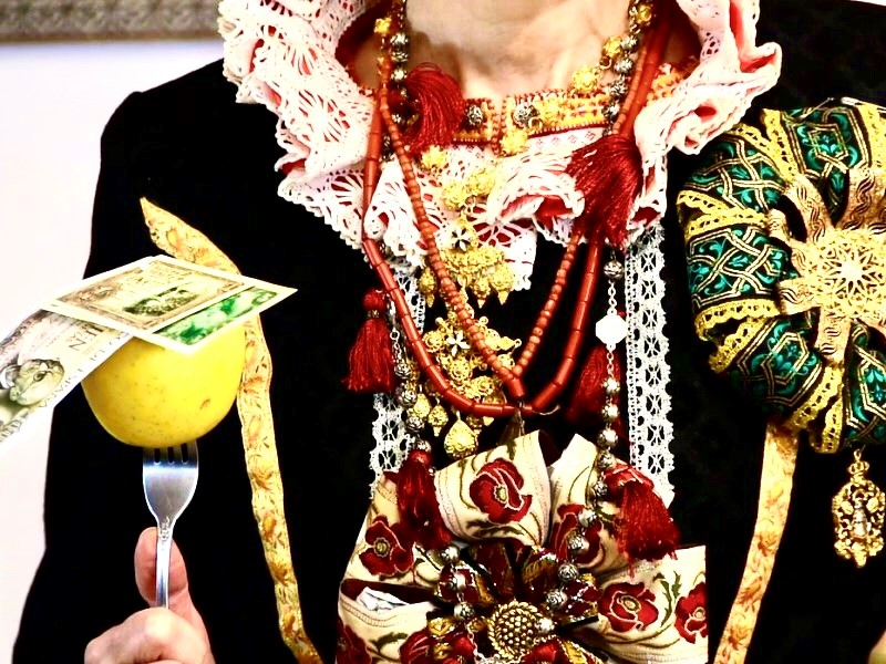 El traje de Vistas o traje de novia de Navalcán, es uno de los trajes tradicionales más singulares y vistosos de la Península Ibérica. Se compone del traje de novia y el traje de moza madrina. Su origen se remonta a los s. XVII-XVIII. Tiene esa denominación por tratarse de un traje de gala tradicional, un traje muy valorado por su vistosidad.
En 1954 la fotógrafa austriaca de la agencia Magnum Inge Morath, una de las fotógrafas más conocidas del s. XX, inmortaliza una boda en Navalcán, donde aparece el traje típico de Vistas. Hoy, la exposición, junto al traje de Vistas, se expone en la Casa de Costumbres y Tradiciones de la localidad, constituyendo un documento de gran valor etnográfico. Traje de vistas de Navalcán